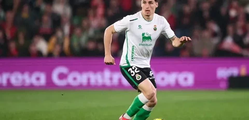 Joueur courant avec le ballon sur le terrain