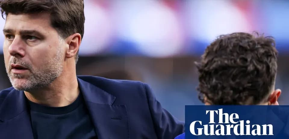 Entraîneur discutant avec un joueur avant le match