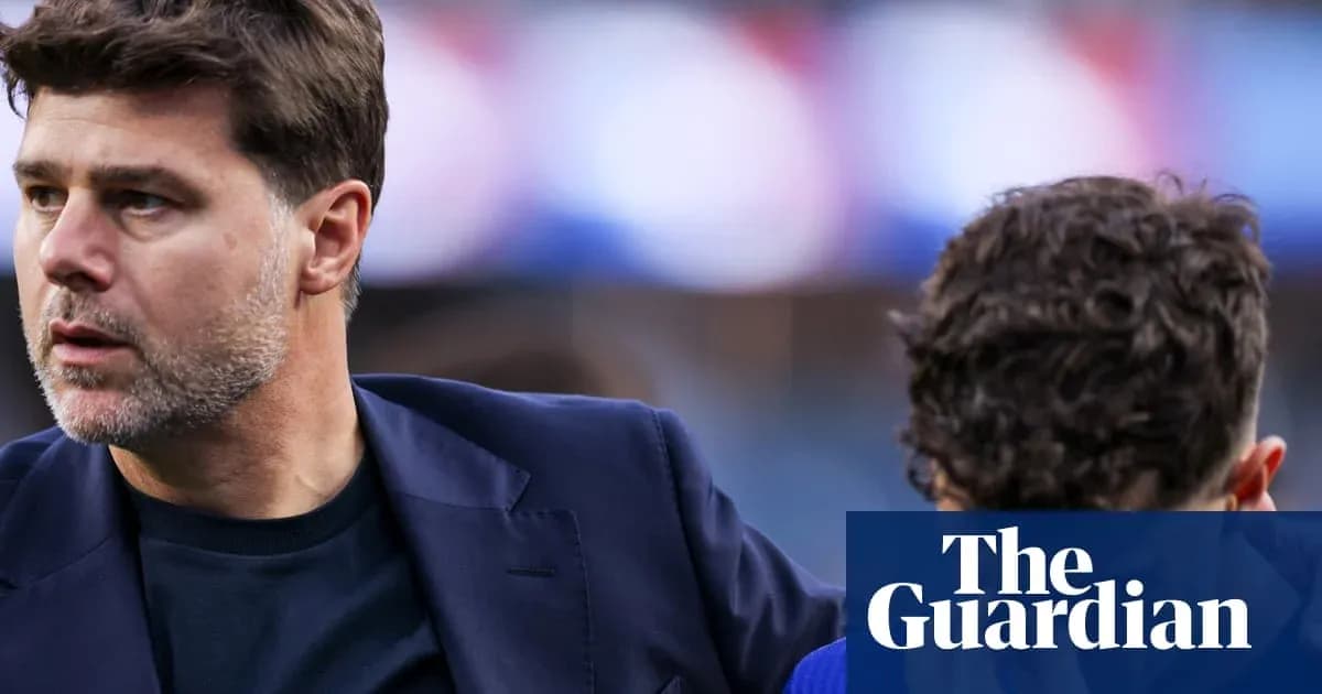 Entraîneur discutant avec un joueur avant le match