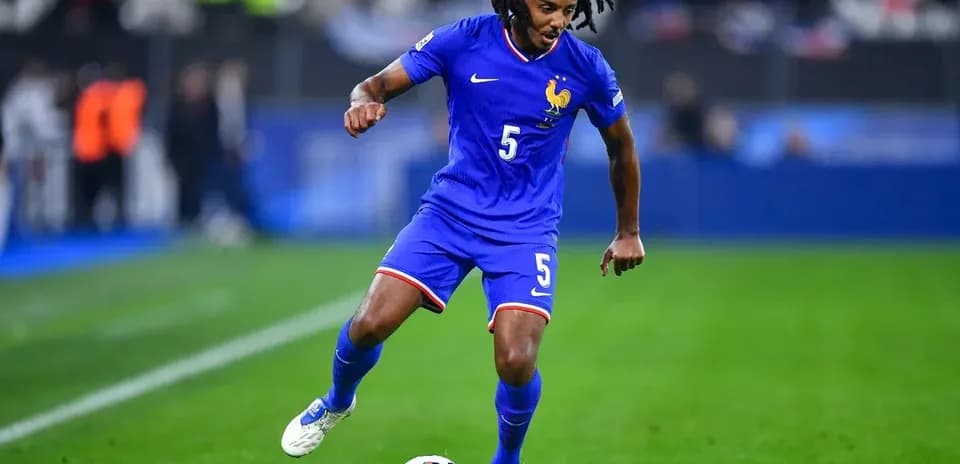 Joueur de l'équipe de France dribblant le ballon