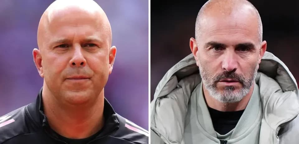 Deux entraîneurs en gros plan, l'un en noir, l'autre en gris