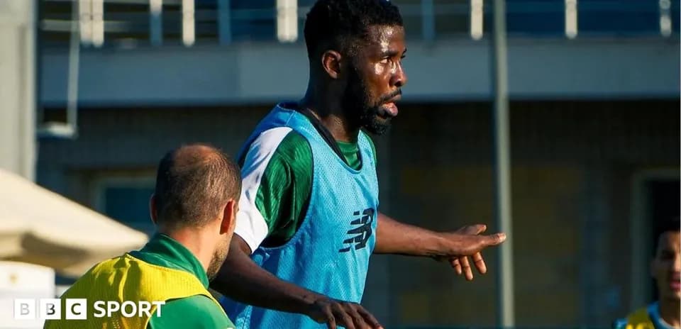 Joueur s'entraînant avec d'autres sur le terrain
