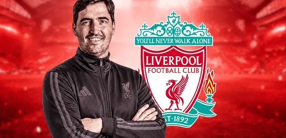 Entraîneur de Liverpool devant le logo du club