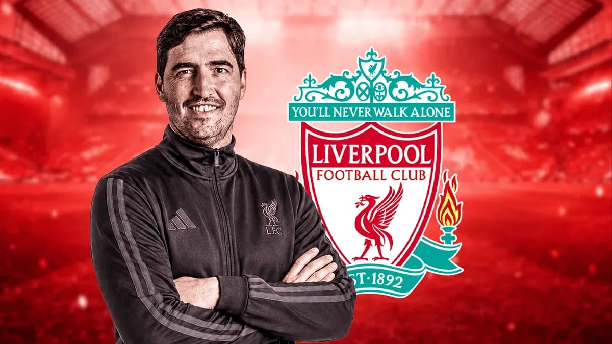 Entraîneur de Liverpool devant le logo du club