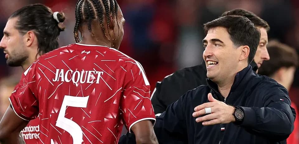 Entraîneur félicitant un joueur après le match
