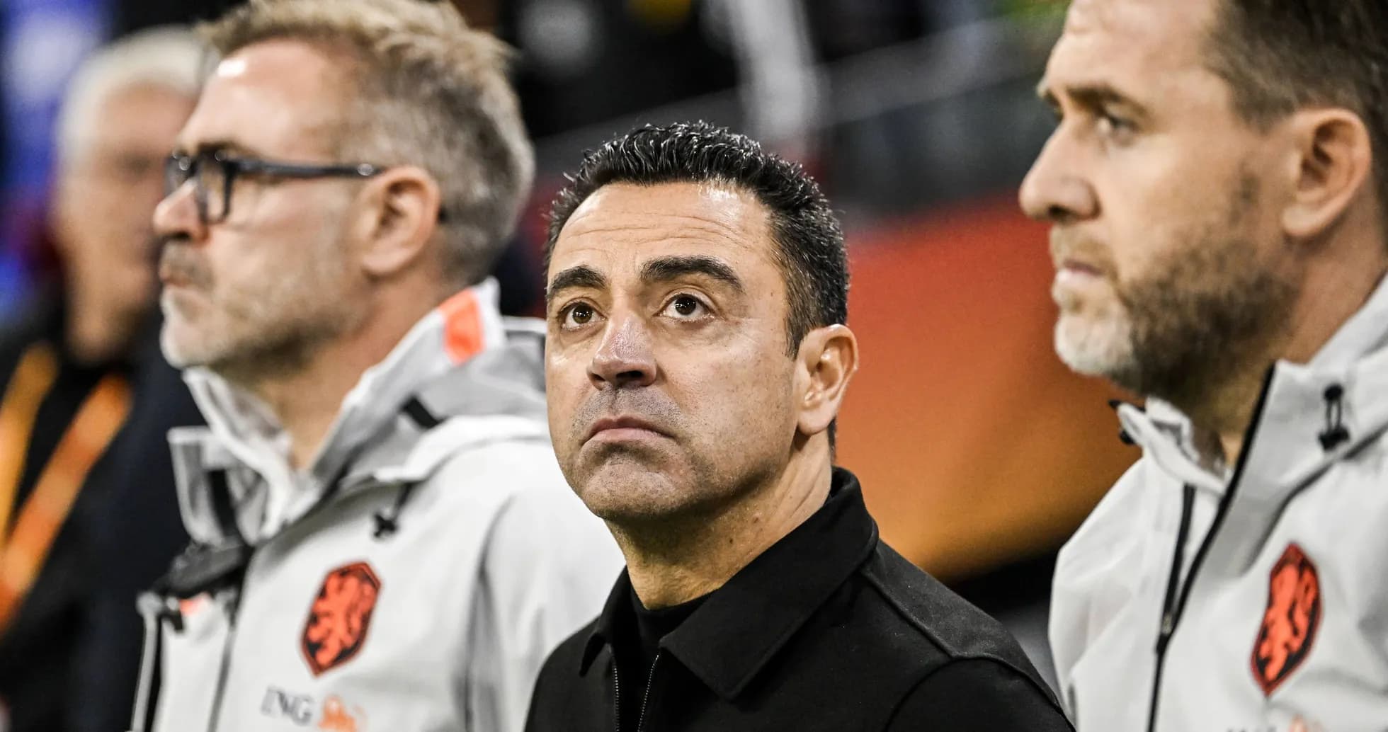 Entraîneurs observant le match depuis la ligne de touche