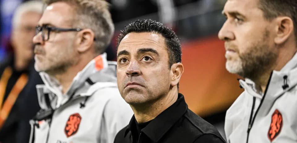 Entraîneurs observant le match depuis la ligne de touche
