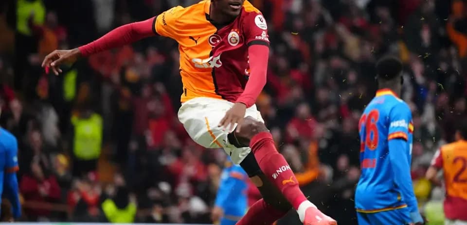 Joueur de Galatasaray célébrant un but dans le match