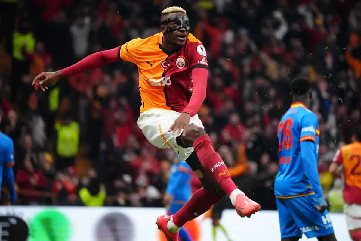 Joueur de Galatasaray célébrant un but dans le match