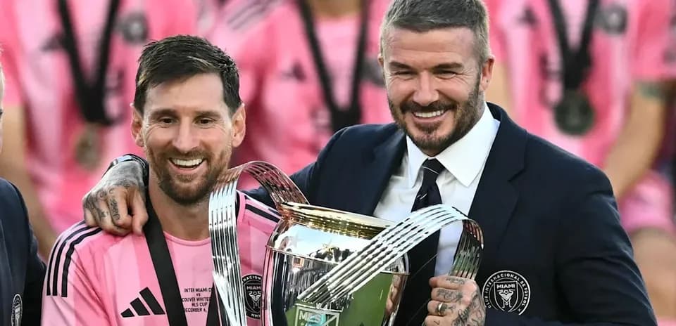 Lionel Messi et David Beckham tenant un trophée