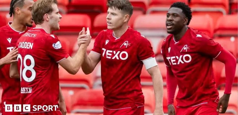 Joueurs d'Aberdeen célébrant un but sur le terrain