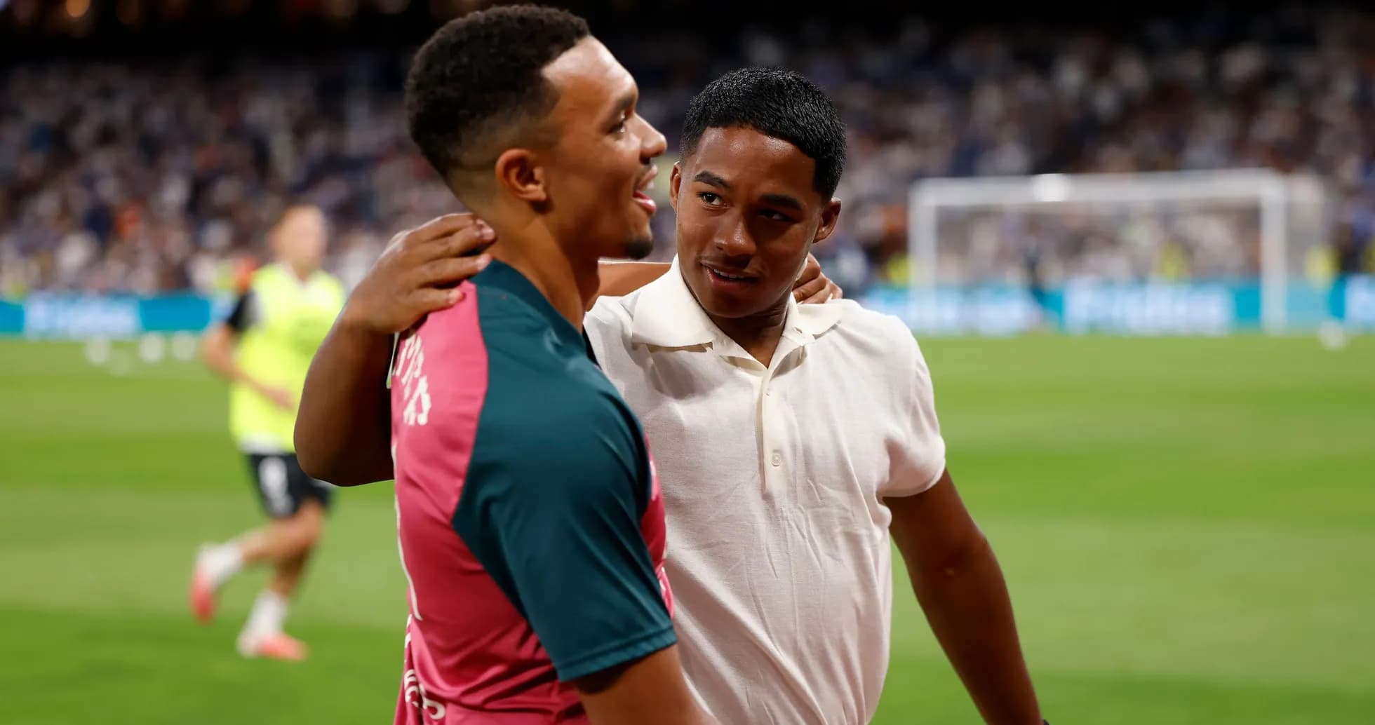 Deux joueurs se saluant sur le terrain de football