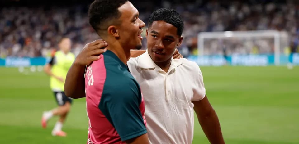 Deux joueurs se saluant sur le terrain de football