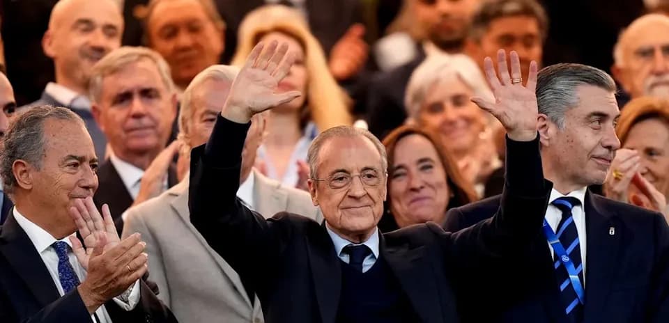 Person saluant lors d'un événement public avec foule
