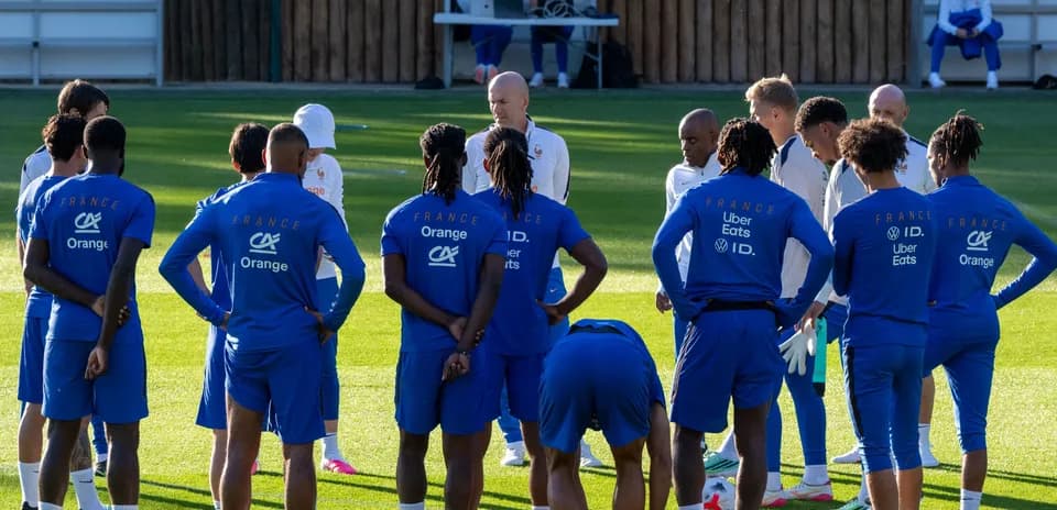 Équipe de France en discussion lors de l'entraînement