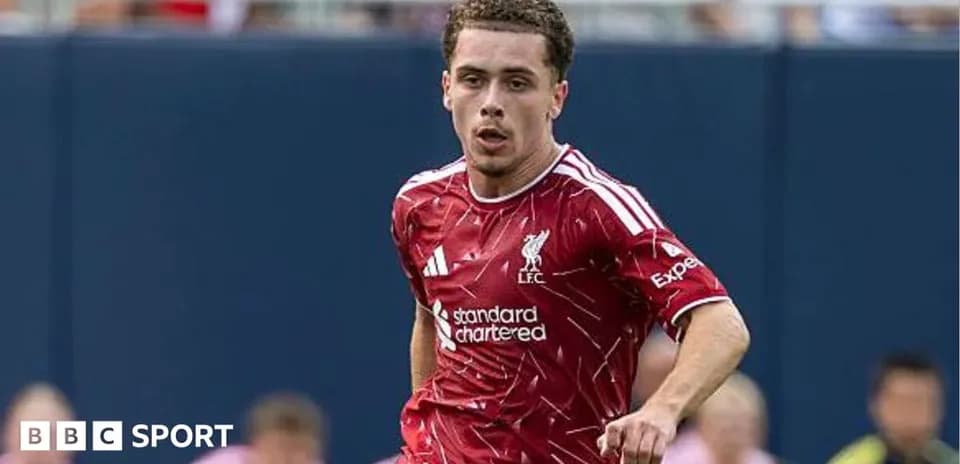 Joueur de Liverpool courant sur le terrain de football