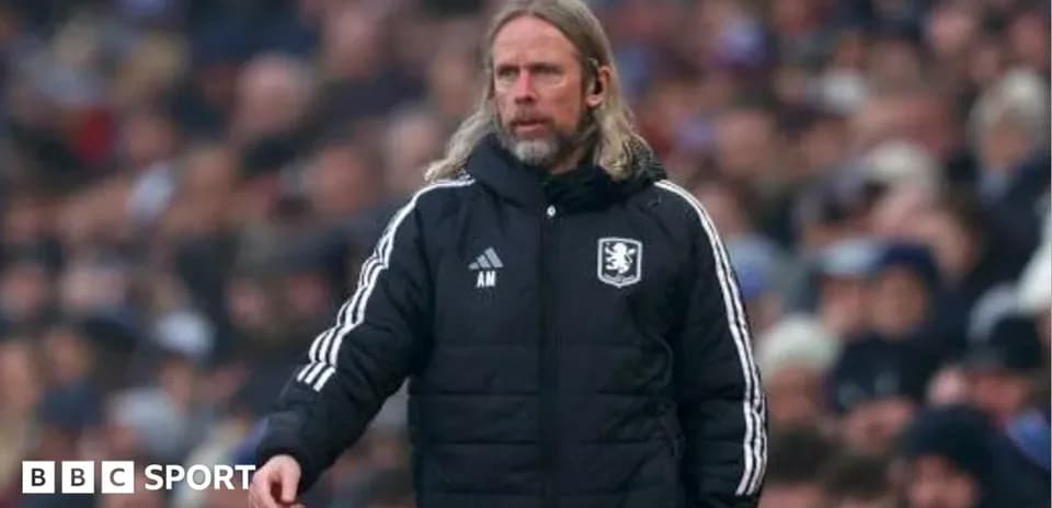 Entraîneur sur le bord du terrain pendant un match