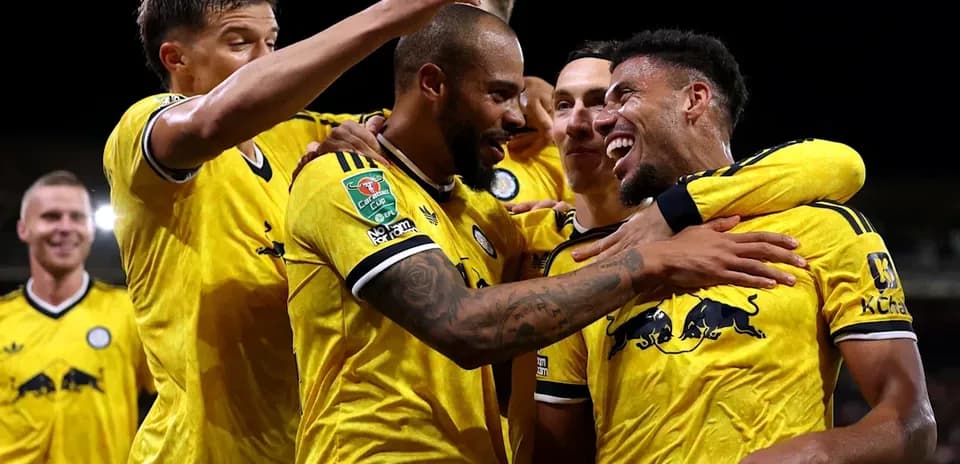 Joueurs célébrant un but en maillots jaunes