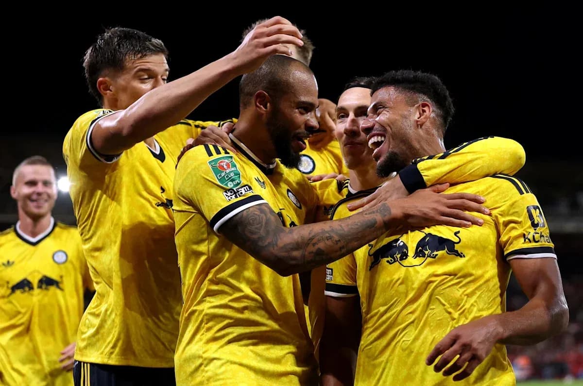 Joueurs célébrant un but en maillots jaunes