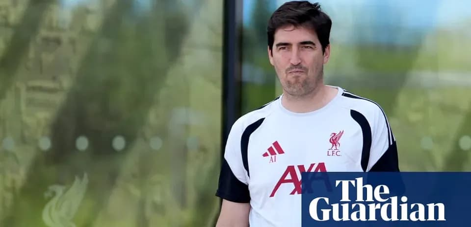 Person portant un maillot de Liverpool à l'extérieur