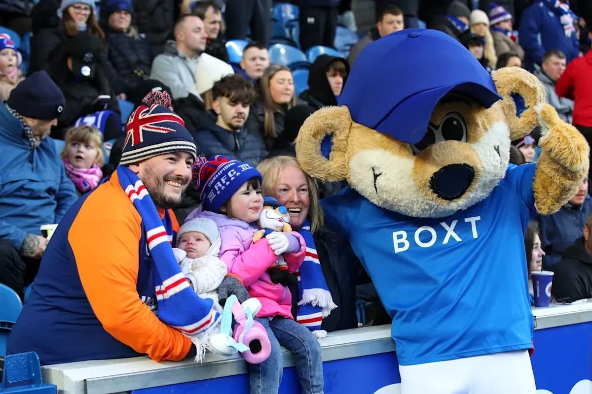 Famille avec mascotte au match de football