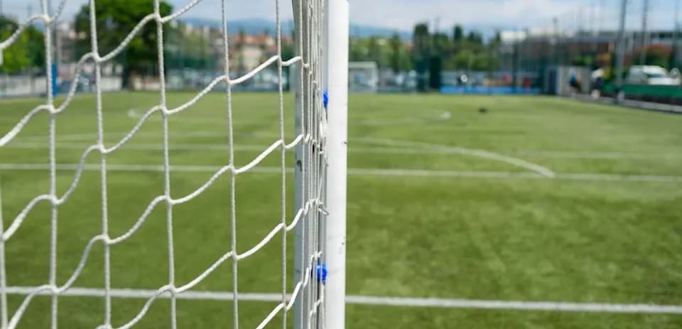 Vue du filet de but sur terrain de football
