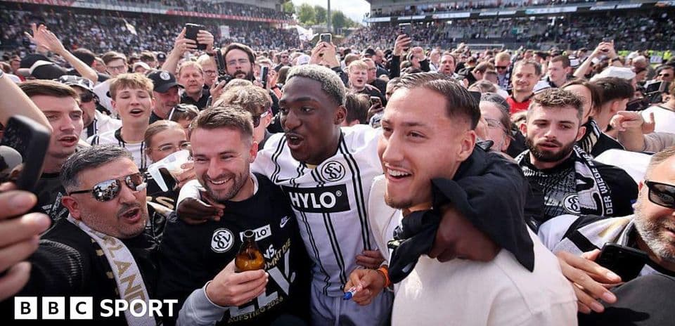 Joueurs célébrant avec les supporters après le match