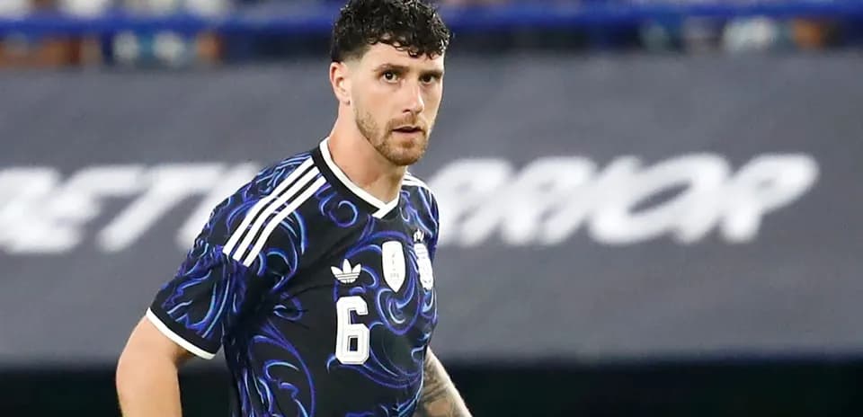 Joueur en maillot de l'équipe nationale sur le terrain