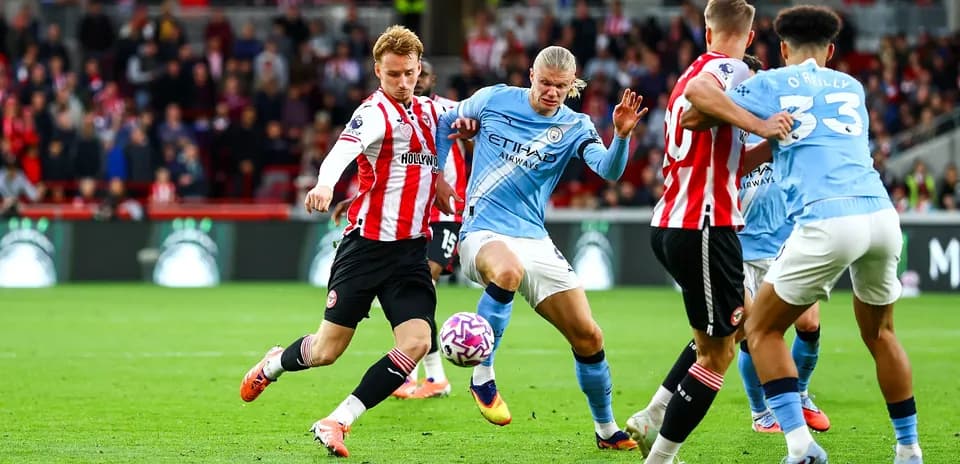 Un joueur de Manchester City dribble un adversaire