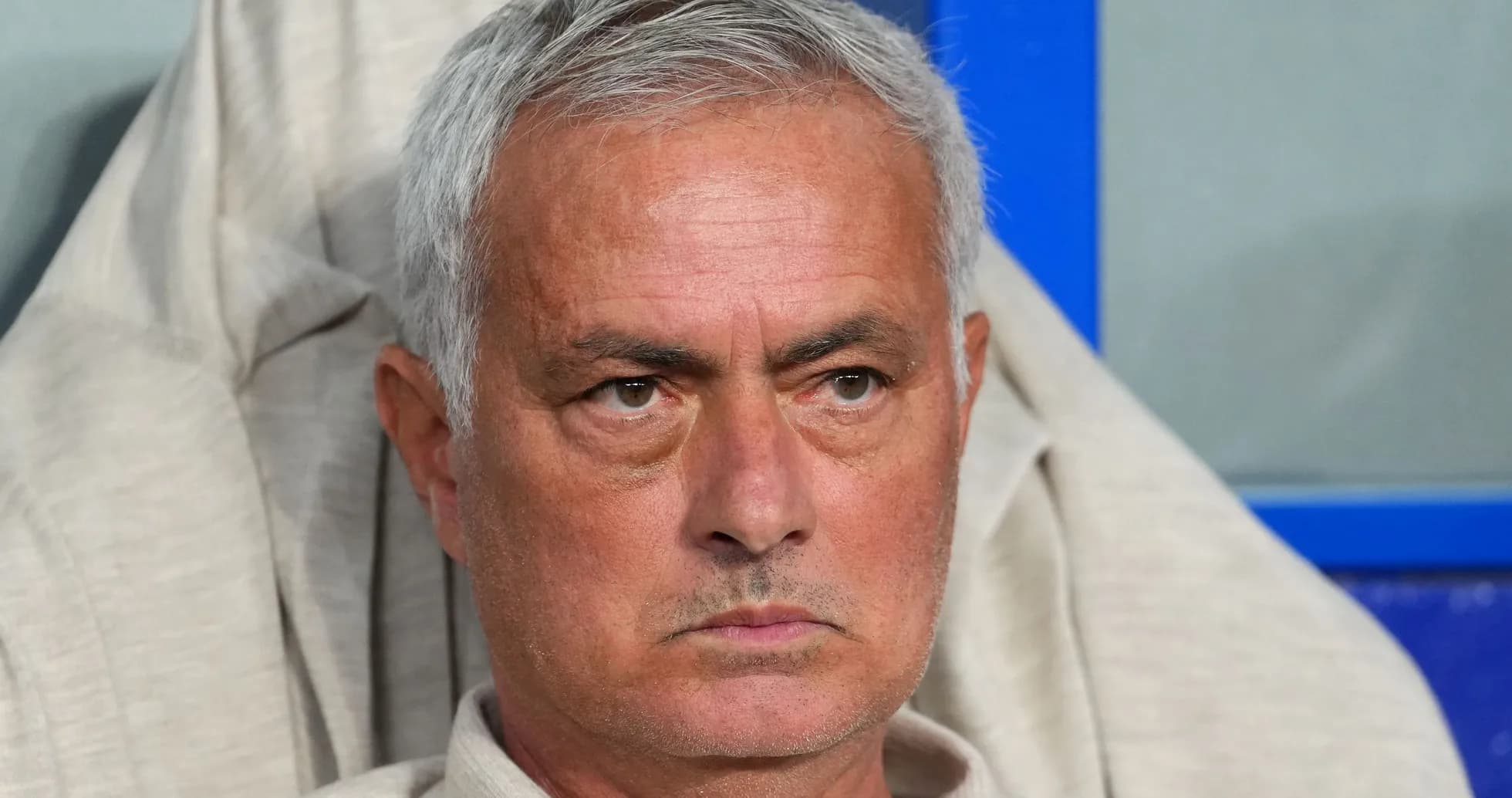 Entraîneur observant le match depuis le banc