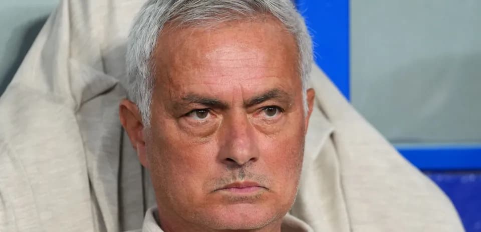 Entraîneur observant le match depuis le banc