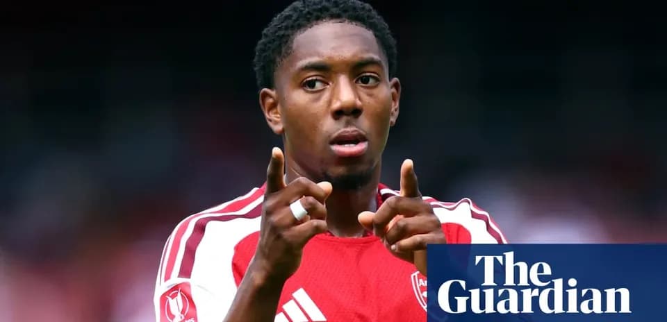 Joueur d'Arsenal indiquant un point de vue pendant le match