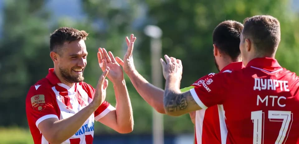 Joueurs de FK Crvena Zvezda célébrant un but