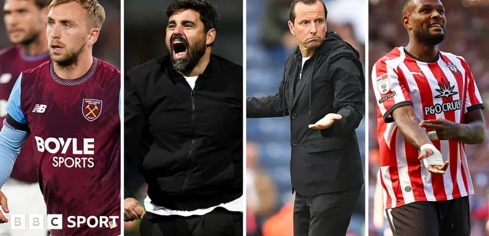 Quatre joueurs et entraîneurs sur le terrain de football
