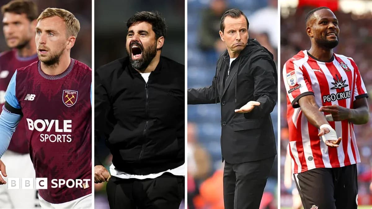 Quatre joueurs et entraîneurs sur le terrain de football