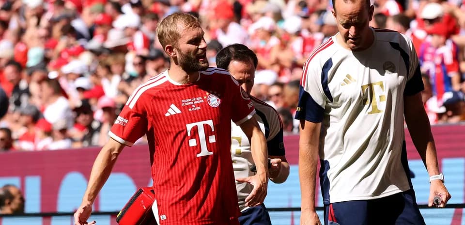 Joueur de Bayern Munich avec un kinésithérapeute sur le terrain