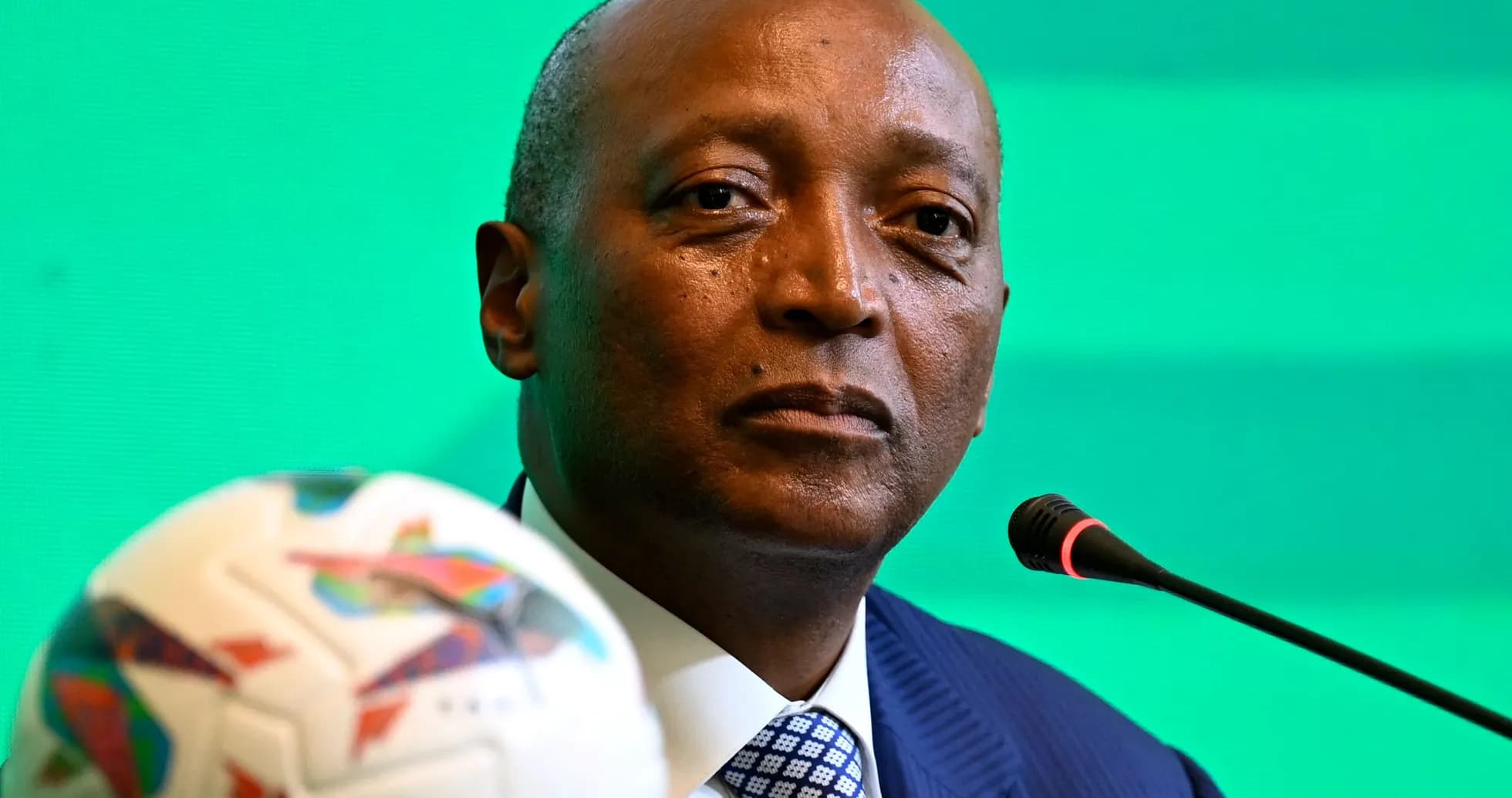 Dirigeant lors d'une conférence de presse avec un ballon