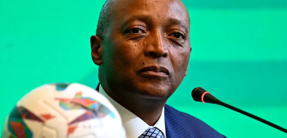 Dirigeant lors d'une conférence de presse avec un ballon