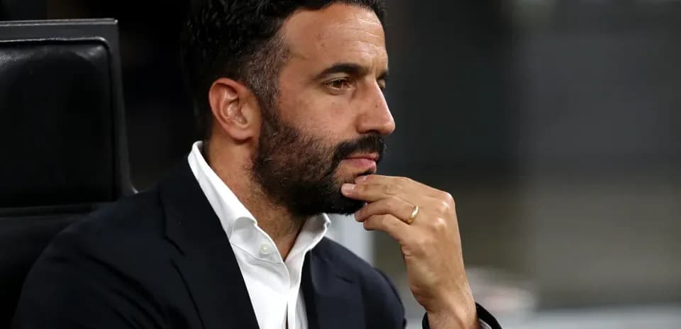 Entraîneur pensif sur le banc pendant le match