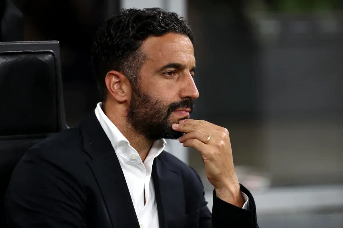 Entraîneur pensif sur le banc pendant le match