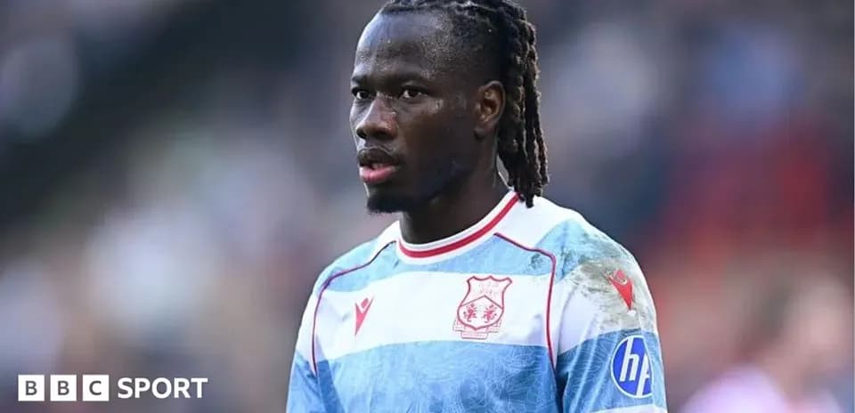 Joueur portant le maillot de son équipe sur le terrain