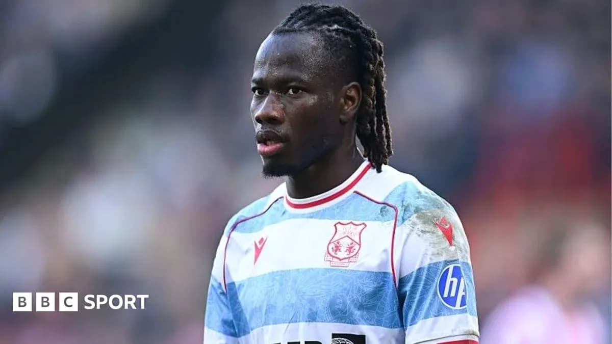 Joueur portant le maillot de son équipe sur le terrain