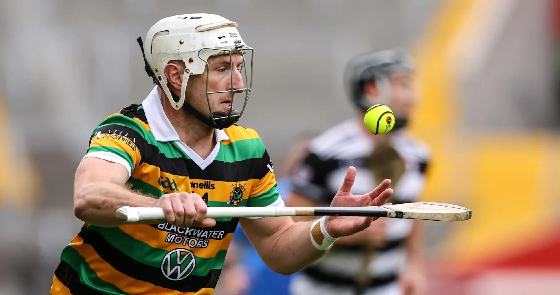 Joueur de hurling attrapant une balle en l'air