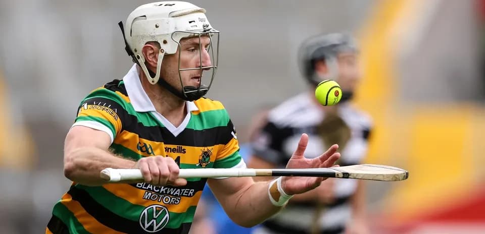 Joueur de hurling attrapant une balle en l'air