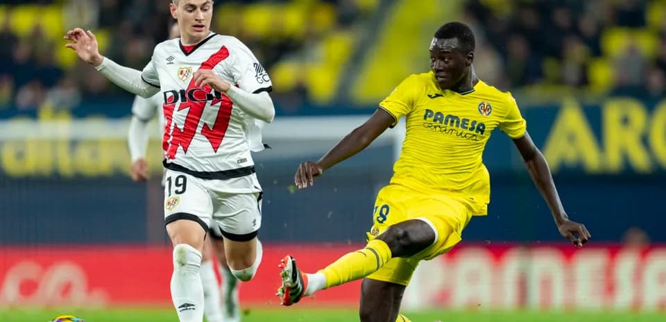 Joueurs de Rayo Vallecano et Villarreal en action