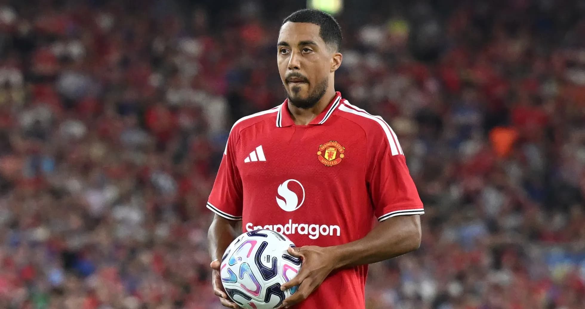 Joueur de Manchester United tenant le ballon sur le terrain