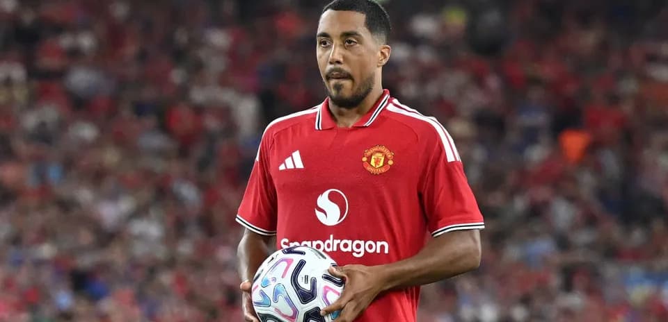 Joueur de Manchester United tenant le ballon sur le terrain