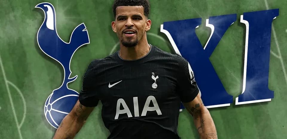 Joueur de Tottenham en tenue sur terrain de football