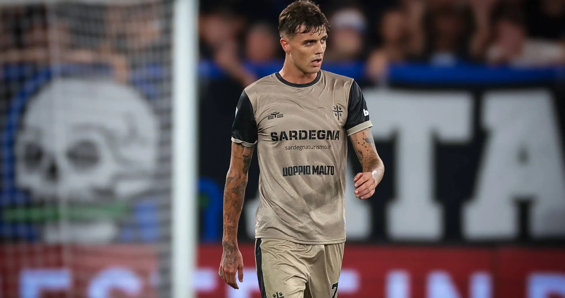 Joueur marchant sur le terrain avec maillot de Cagliari