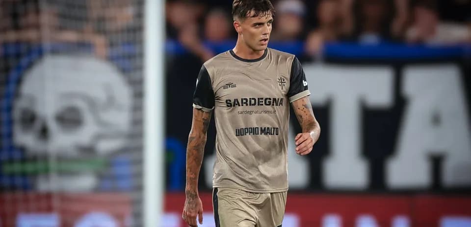 Joueur marchant sur le terrain avec maillot de Cagliari
